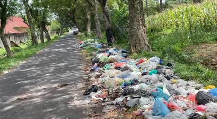 Tumpukan Sampah Bikin Rusak Pemandangan dań Bau Tak Sedap di Jalan Menuju GOR Stabat