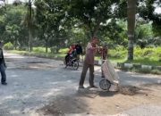 Warga Desa Banyumas Gotong Royong Timbun Jalan yang Tak Kunjung Diperbaiki Pemkab