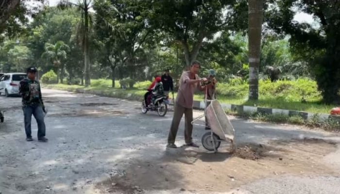 Warga Desa Banyumas Gotong Royong Timbun Jalan yang Tak Kunjung Diperbaiki Pemkab