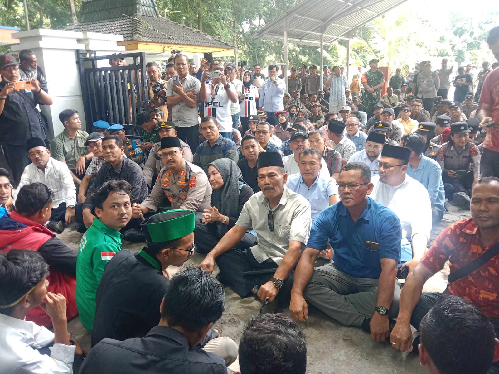 Aksi Damai di Gedung DPRD Langkat