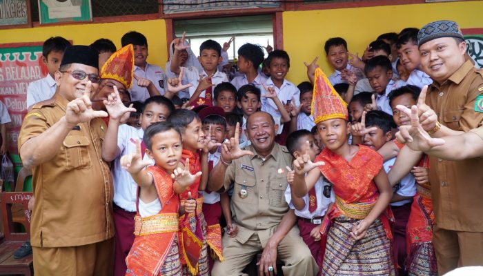 Bupati Langkat Bagikan Ribuan Seragam di SD Tempatnya Menuntut Ilmu