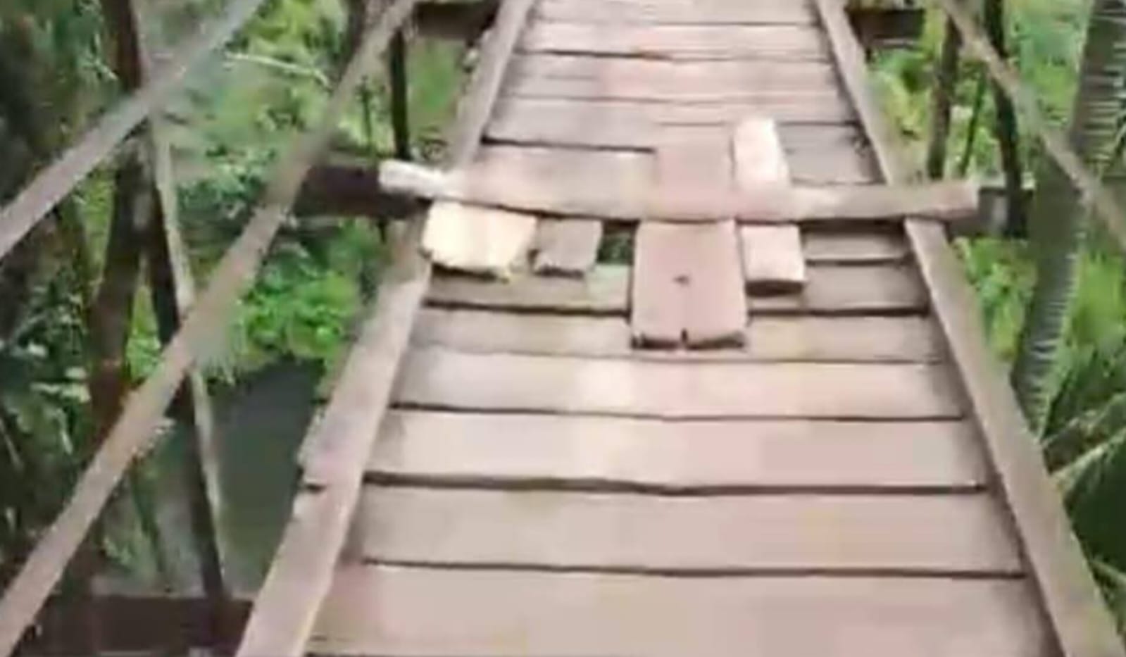 Jembatan Penghubung Desa Kuta Gajah dan Ujung Bandar Rusak Parah