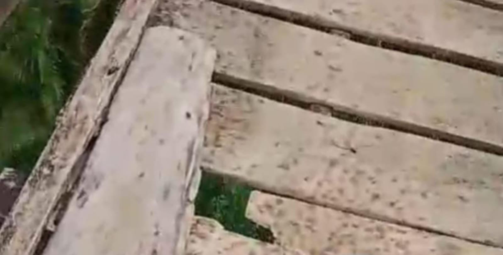 Jembatan mengalami rusak parah