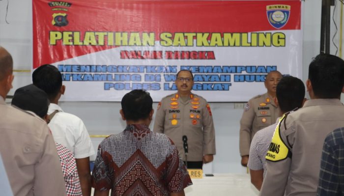 Kapolres Langkat Minta Satkamling Jadi Teladan Bagi Warga 