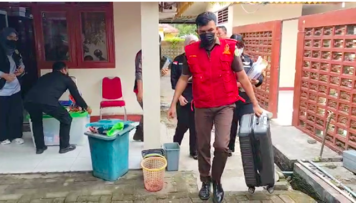 Usai Lakukan Penggeledahan di Kantor Dinas Pendidikan Langkat, Kejari Langkat Bawa Cover