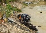 Mobil Isuzu Panther Jatuh ke Sungai saat Hendak ke Wisata Tangkahan, 9 Orang di Dalamnya