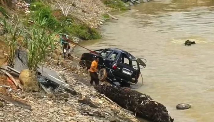 Mobil yang Jatuh ke Sungai saat Menuju Wisata Tangkahan Dievakuasi