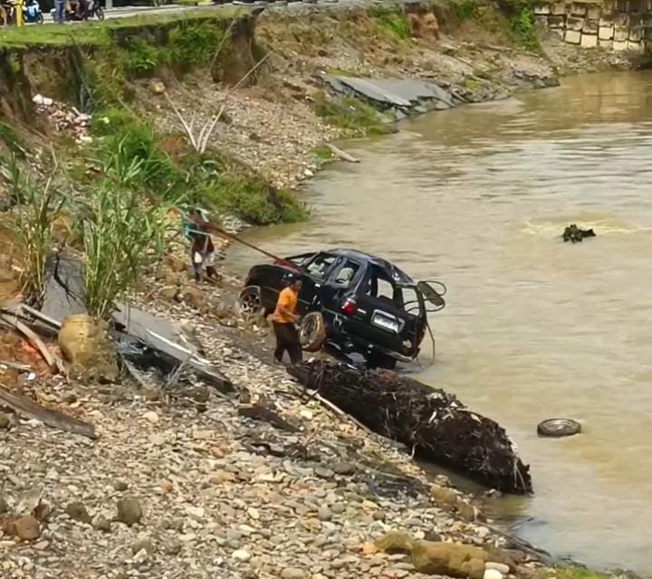 Mobil Isuzu Panther Jatuh ke Sungai