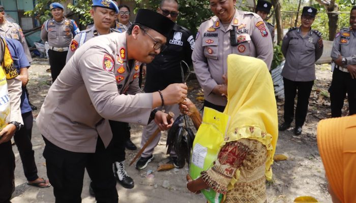 Polres Langkat Peduli, Bagikan Ikan Hasil Panen Bioflok dan Beras untuk Warga 