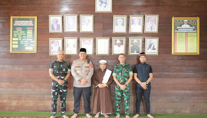 Saat Gelombang Unjuk Rasa, Kapolres Langkat Bersama TNI Temui Tuan Guru Babussalam