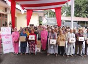 Senyum Kapolres Langkat Bareng Ketua Bhayangkari saat Bersama Bilal Mayit dan Penggali Kubur