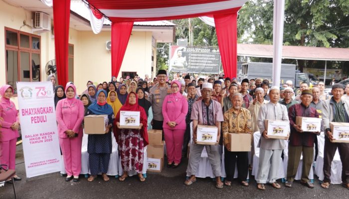 Senyum Kapolres Langkat Bareng Ketua Bhayangkari saat Bersama Bilal Mayit dan Penggali Kubur