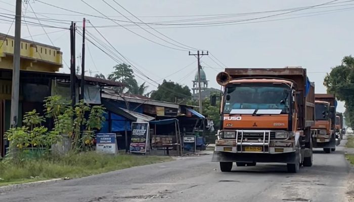 Kondisi Jalan Lintas Kwala Gumit Menuju Binjai Rusak Parah, Diduga Akibat Truk Bermuatan Berlebih