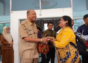Nakes R4 Berikan Rambutan dan Foto kepada Bupati Langkat