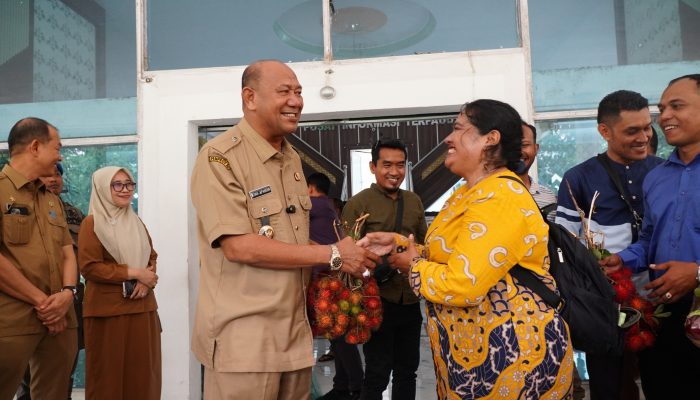 Nakes R4 Berikan Rambutan dan Foto kepada Bupati Langkat