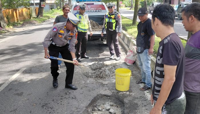 Polisi Perbaiki Jalan Rusak di Kwala Bingai, Demi Keselamatan Pengendara  