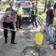Polisi Perbaiki Jalan Rusak di Kwala Bingai