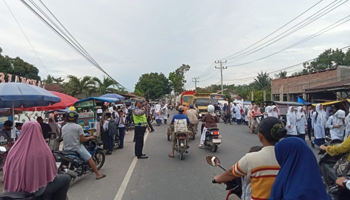Sat Lantas Polres Langkat Kawal Kelancaran Aktivitas Masyarakat dan Pelajar