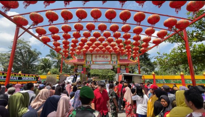 Umat Buddha dari Vihara Stabat Bagikan 9 Ton Beras untuk Warga Kurang Mampu