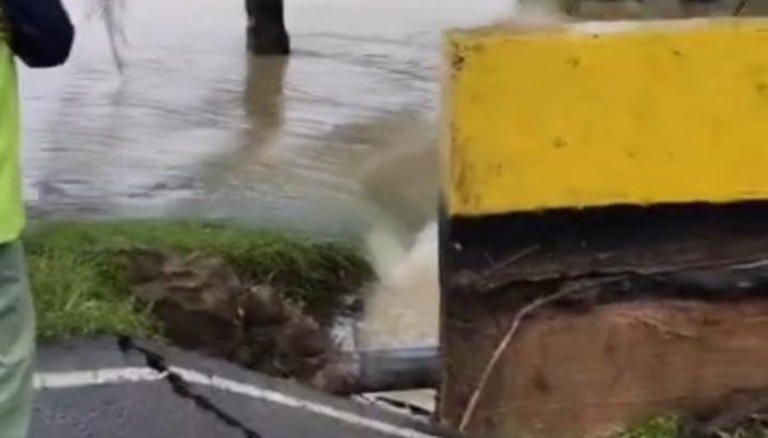 Akses Terputus, Jembatan Titi Cempedak 6 Pangkalan Susu Ambruk Akibat Banjir
