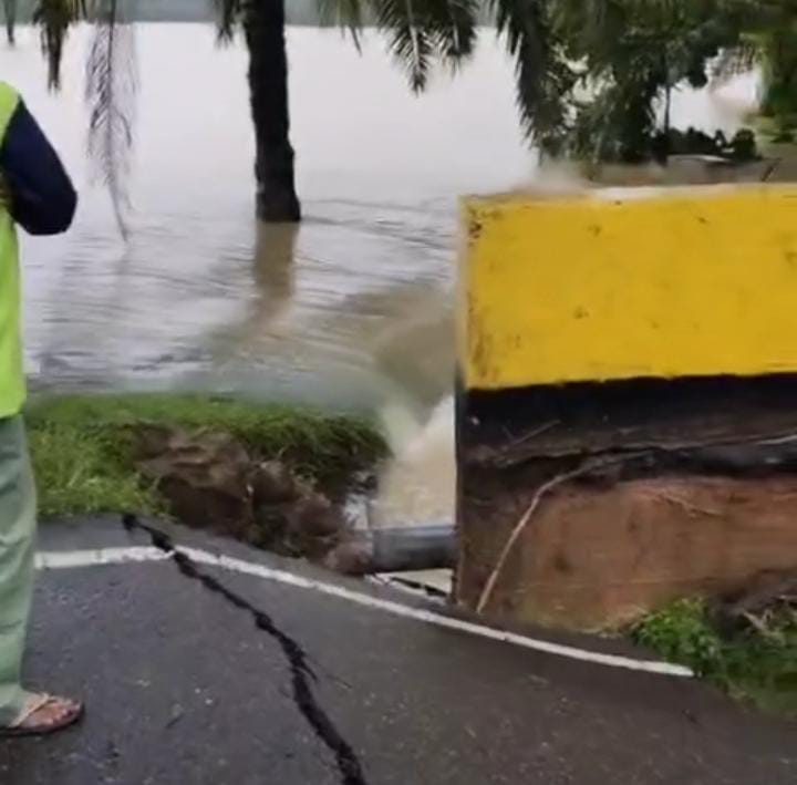 Jembatan Titi Cempedak 6 Pangkalan Susu Ambruk Akibat Banjir