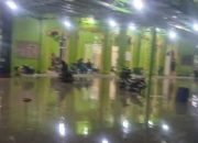 Masjid Asshalihin Batu Melenggang Hinai Terendam Banjir, Jalan Lintas Medan-Aceh Lumpuh Total