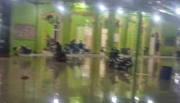 Masjid Asshalihin Batu Melenggang Hinai Terendam Banjir, Jalan Lintas Medan-Aceh Lumpuh Total