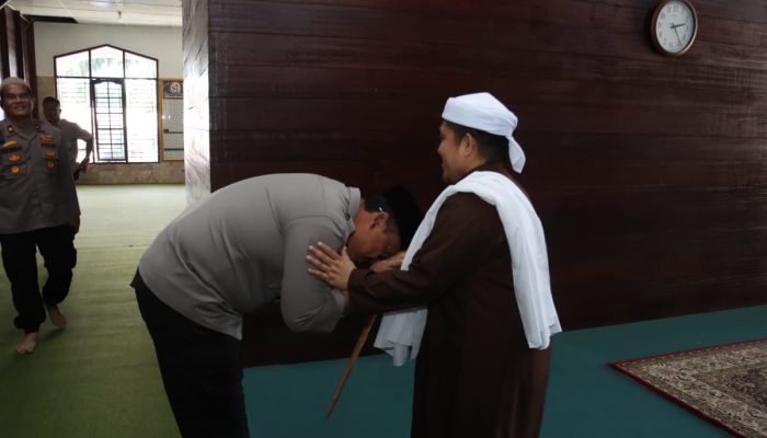Momen Kapolres Langkat Cium Tangan dan Dengarkan Nasehat Tuan Guru Babussalam