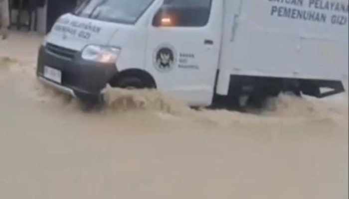Walaupun Hujan dan Banjir di Langkat, Mobil MBG Tetap Beroperasi Terobos Banjir