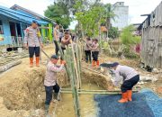 Brimob Polda Sumut Bersama Masyarakat Perbaiki Tanggul Jebol di Tanjung Pura