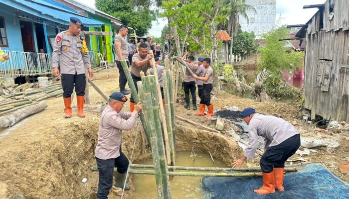 Brimob Polda Sumut Bersama Masyarakat Perbaiki Tanggul Jebol di Tanjung Pura