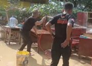 Personel Brimob Bersihkan SDN 054001 Sekoci Besitang Pasca Banjir, Kepala Sekolah Terharu