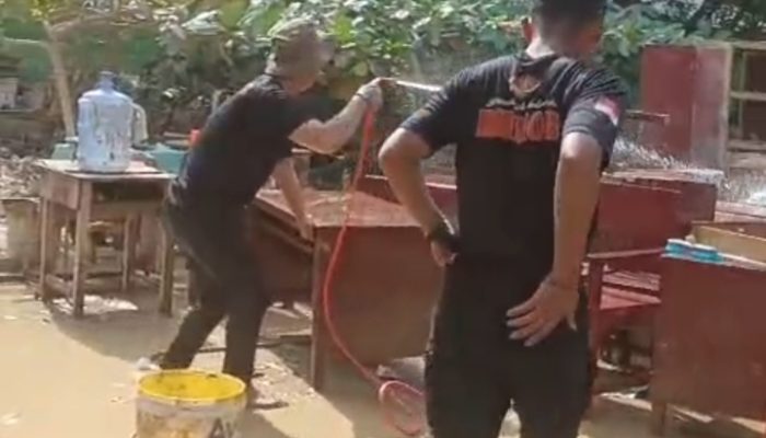 Personel Brimob Bersihkan SDN 054001 Sekoci Besitang Pasca Banjir, Kepala Sekolah Terharu