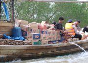 Kapolres Langkat Rela Lewati Sungai Palu, Demi Bagikan Sembako di Dusun Pematang Sentang