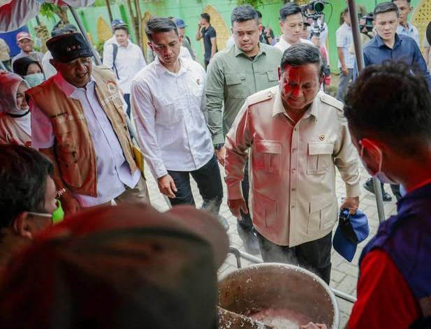 Presiden Prabowo mengunjungi pengungsi banjir di Tanjunng Pura Langkat