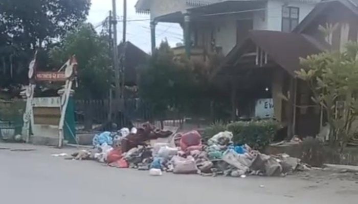 Pasca Banjir, Sampah Bertumpuk di Jalan Tengku Amir Hamzah dan MAN 2 Tanjung Pura