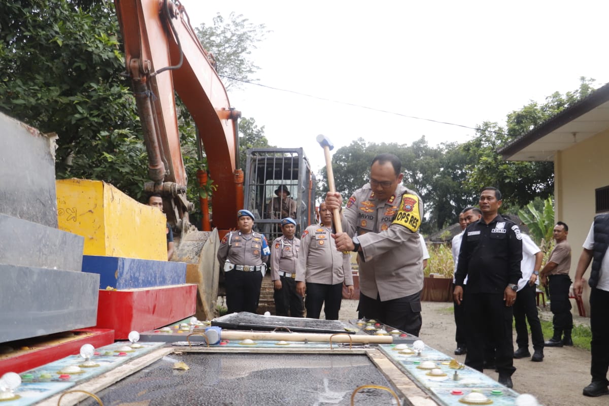 Polres Langkat Hancurkan Mesin Judi