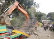 Polres Langkat Hancurkan Mesin Judi Gunakan Alat Berat