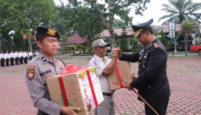 Kapolres Langkat Peduli Anggota, Serahkan Paket Natal