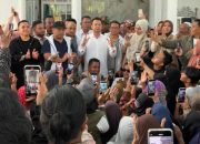 Raffi Ahmad Kunjungi Pengungsi Banjir Tanjung Pura, Warga Antusias Berebut Foto