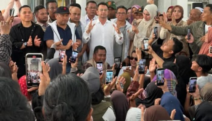 Raffi Ahmad Kunjungi Pengungsi Banjir Tanjung Pura, Warga Antusias Berebut Foto