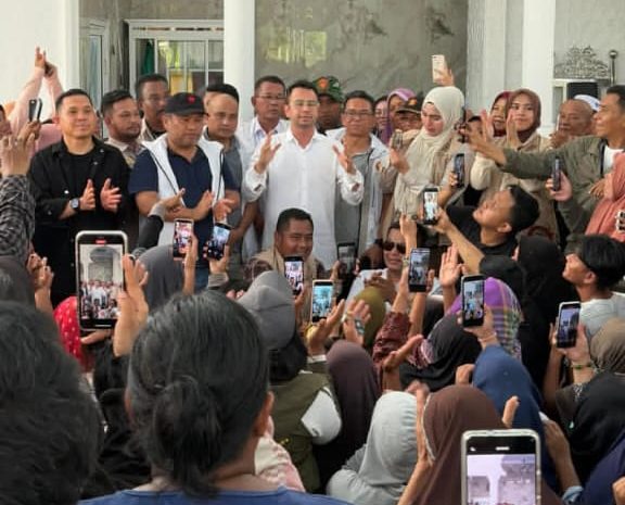 Raffi Ahmad Kunjungi Pengungsi Banjir Tanjung Pura