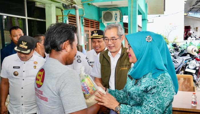 Utusan Presiden Bersama TP PKK Kota Binjai Serahkan Bantuan untuk Warga Terdampak Banjir
