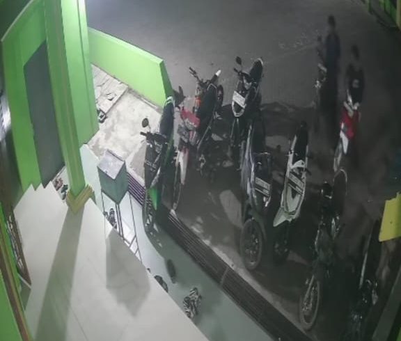 Aksi Pencurian Sepeda Motor di Masjid Asy Syuhada Stabat Terekam CCTV