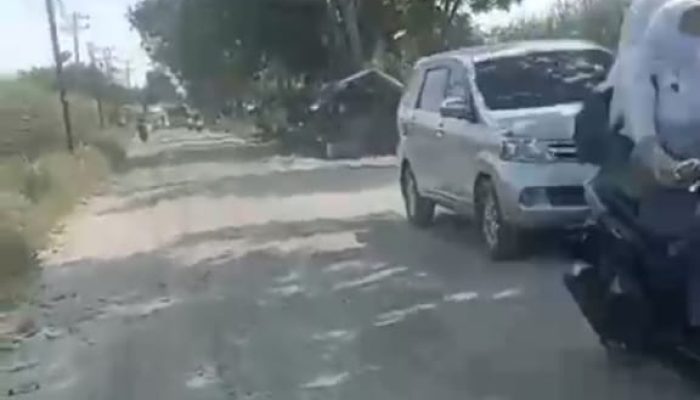 Bupati Langkat Respons Keluhan Warga Soal Jalan Rusak di Secanggang
