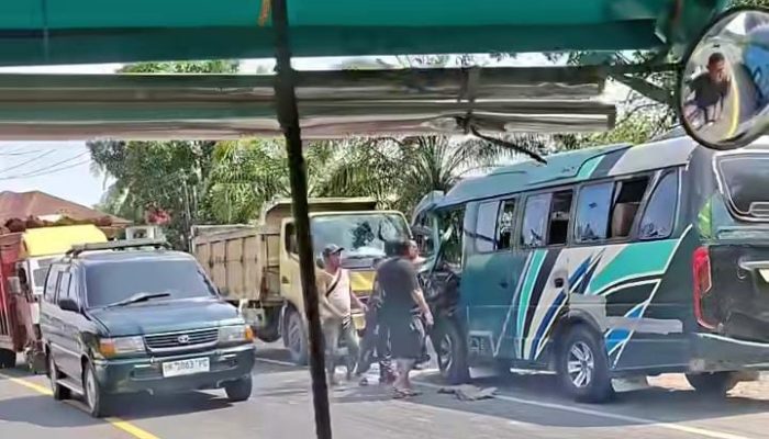 Bus Mini Kecelakaan di Brandan Barat, Lalu Lintas Macet Panjang