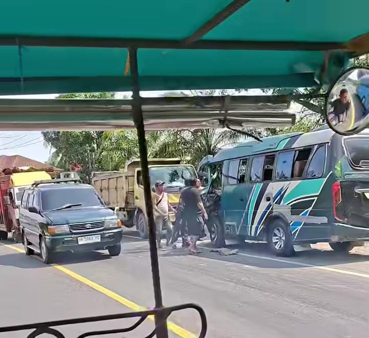 Bus Mini Kecelakaan di Brandan Barat