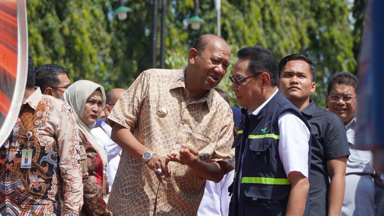 20 Mobil Air Bersih Distribusikan