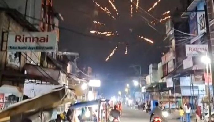 Diimbau Tak Nyalakan Petasan, Warga Pangkalan Brandan Tetap Main Kembang Api di Malam Tahun Baru
