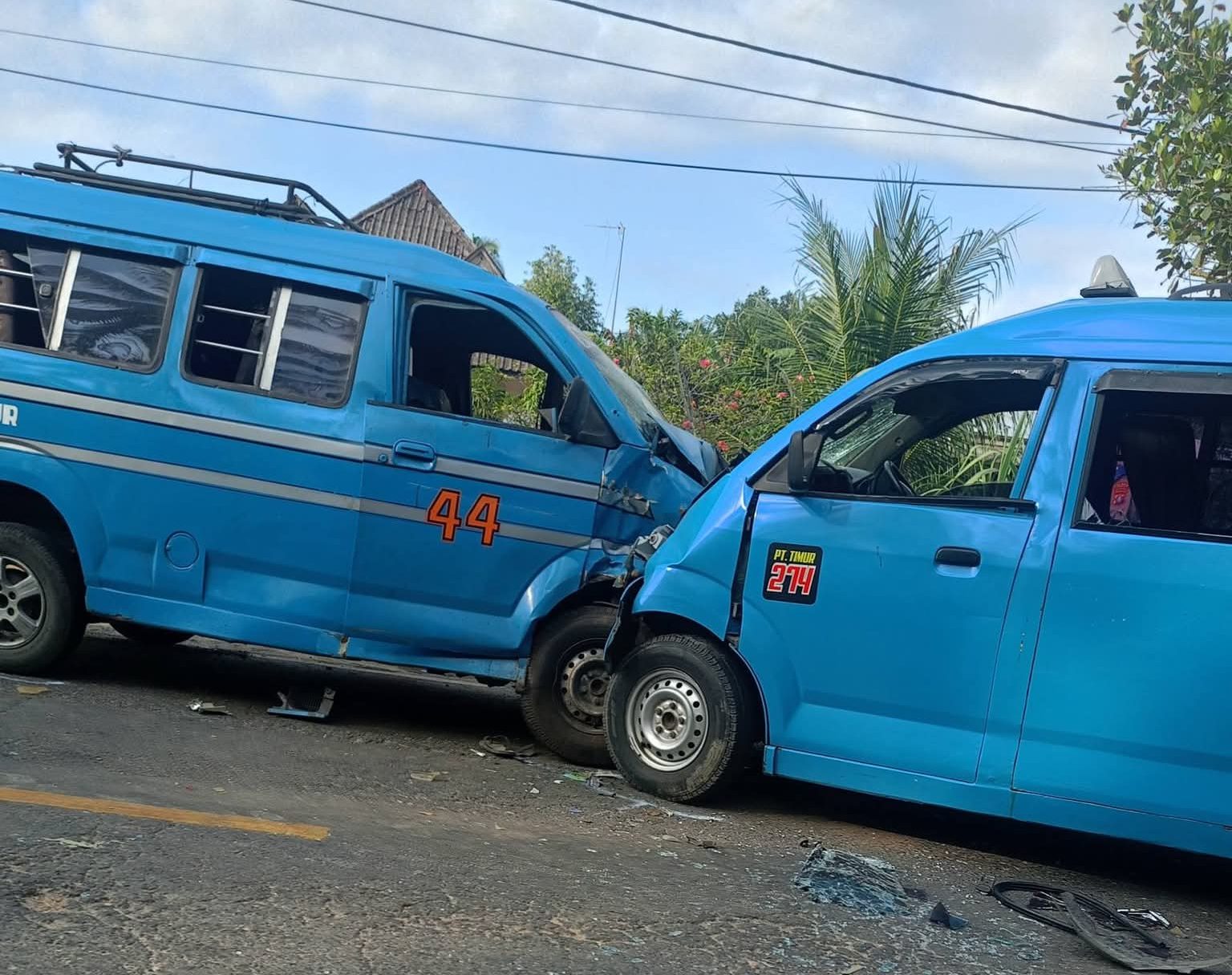 Kecelakaan sesama Angkot Timtak
